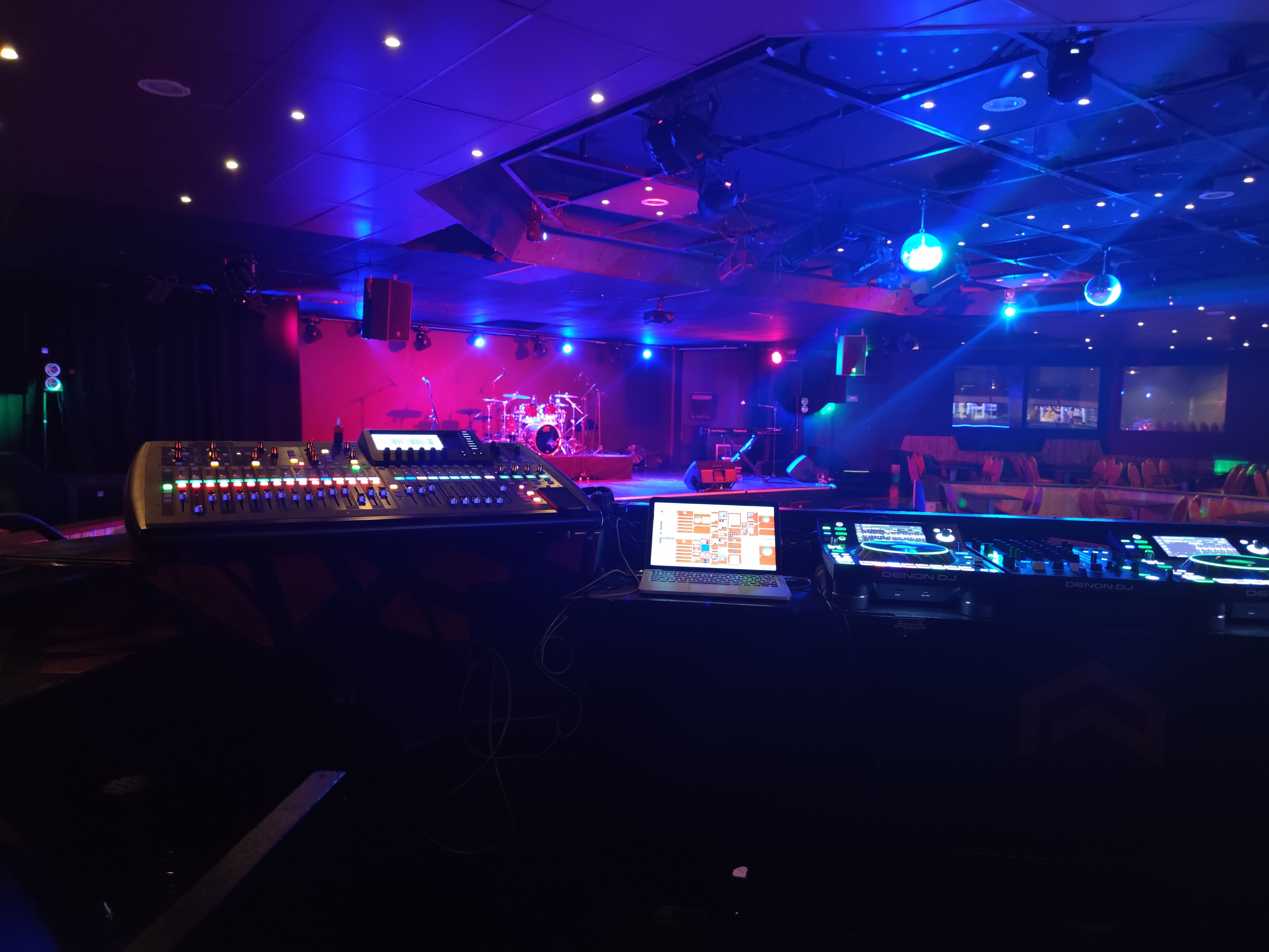 Régie son live — console numérique ingénieur du son événementiel